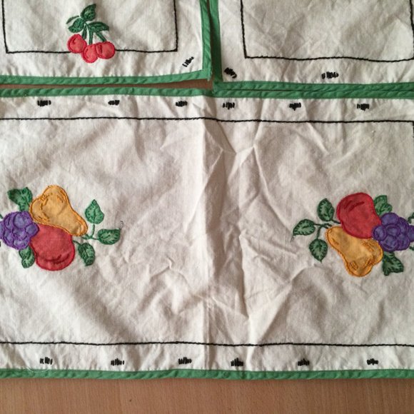 Beautiful hand embroidered 2 table napkins and 1 table runner fruits decoration - Picture 2 of 8